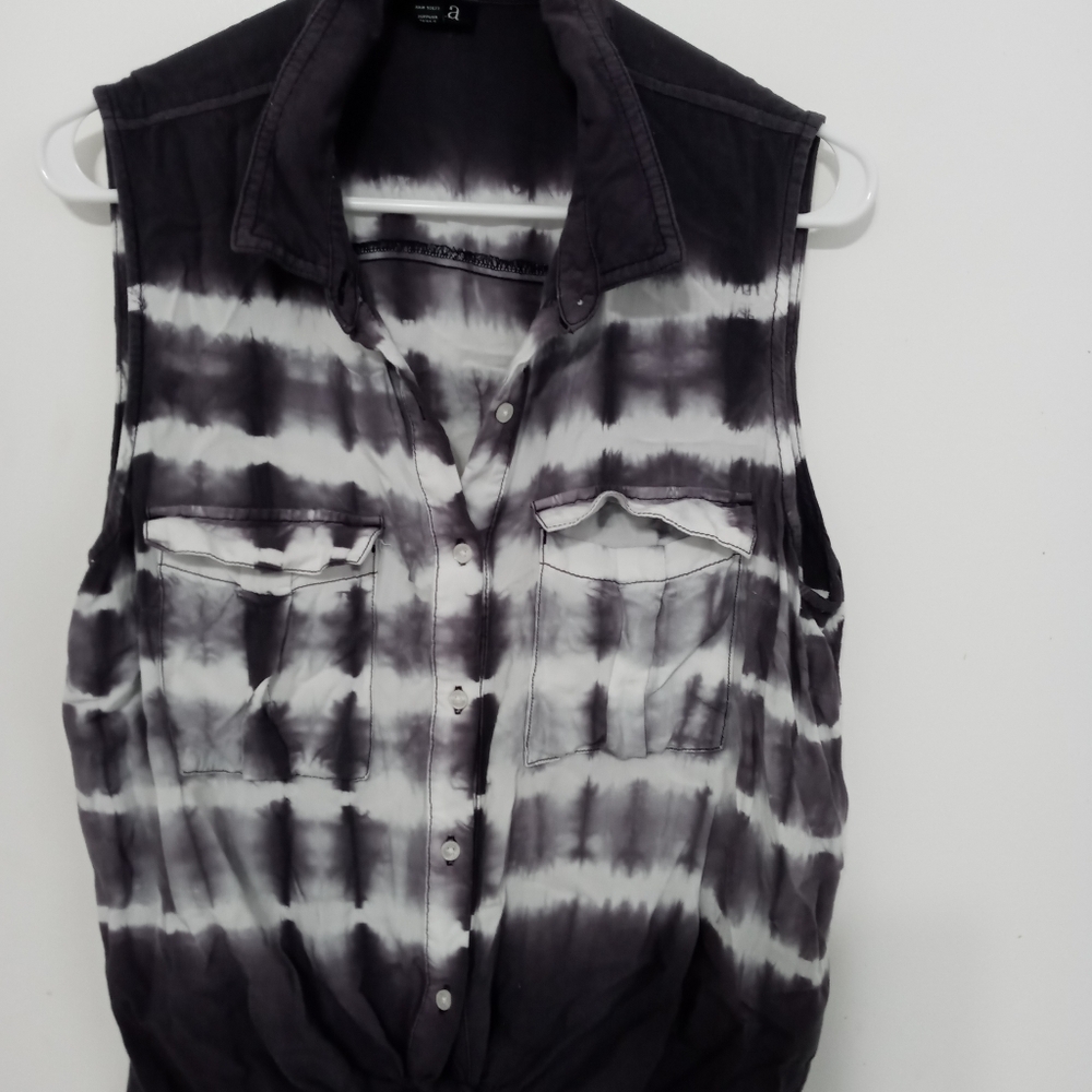 A.N.A. Sleeveless Button down tie dye blouse with pockets knotted waist